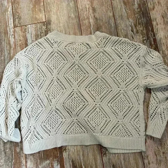 Women’s Old Navy Crochet Sweater with 3/4 sleeves in cream. Size Large - Picture 2 of 4